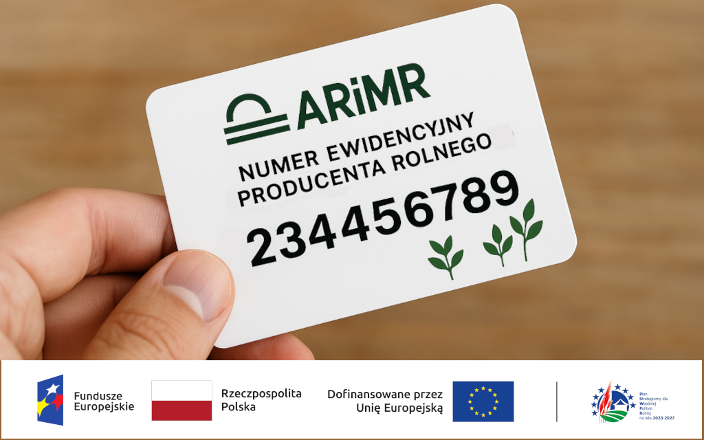 Dłoń trzymająca kartę z logo ARiMR i przykładowym numerem ewidencyjnym producenta rolnego. Na dole grafiki zestaw logotypów: Fundusze Europejskie, Rzeczpospolita Polska, Unia Europejska oraz Plan Strategiczny dla Wspólnej Polityki Rolnej na lata 2023–2027.