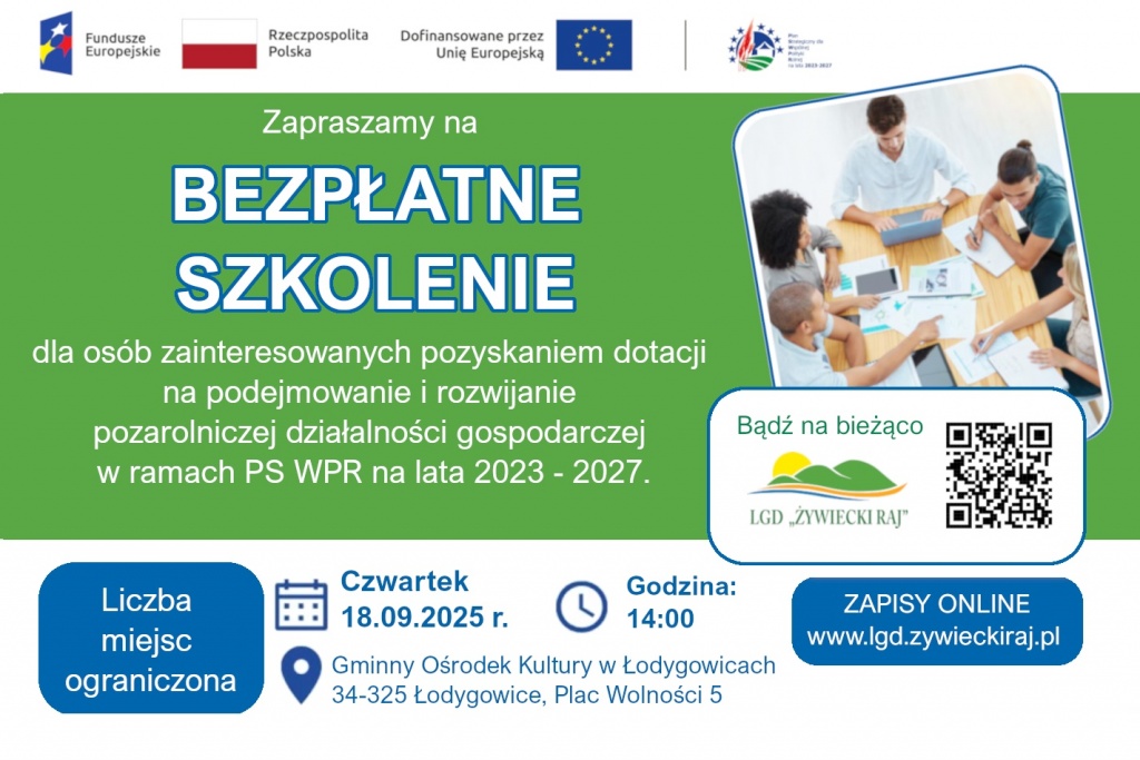 Opis alternatywny do grafiki: Plakat o zielono-niebieskiej kolorystyce promuje bezpłatne szkolenie dla osób zainteresowanych pozyskaniem dotacji na podejmowanie i rozwijanie pozarolniczej działalności gospodarczej w ramach PS WPR 2023–2027. W centralnej części plakatu duży napis: „Bezpłatne szkolenie”. Po lewej stronie umieszczono datę wydarzenia: czwartek, 18.09.2025 r., godzinę: 14:00 oraz miejsce: Gminny Ośrodek Kultury w Łodygowicach, Plac Wolności 5. W prawym górnym rogu znajduje się zdjęcie grupy osób pracujących przy stole. W dolnym rogu umieszczono niebieski przycisk z napisem „Zapisy online – www.lgd.zywieckiraj.pl” oraz kod QR. Całość uzupełniają logotypy funduszy unijnych i LGD „Żywiecki Raj”.