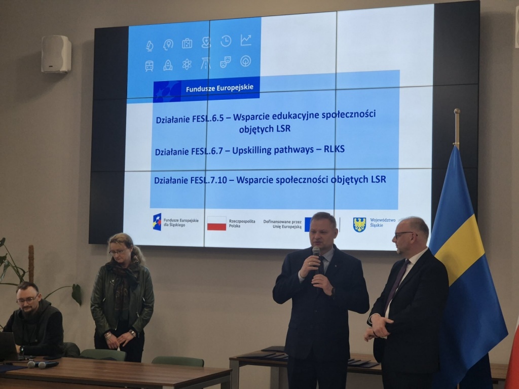 &bdquo;Zdjęcia dokumentujące uroczyste wręczenie List&oacute;w Gratulacyjnych w&nbsp;dniu 31 marca 2026 r.&nbsp;w&nbsp;Urzędzie Marszałkowskim w&nbsp;Katowicach. Na fotografiach przedstawiono przedstawicieli Stowarzyszenia &ndash; Lokalnej Grupy Działania &bdquo;Żywiecki Raj&rdquo; oraz uczestnik&oacute;w wydarzenia podczas wystąpienia, wręczenia dokument&oacute;w i&nbsp;wsp&oacute;lnego zdjęcia. W&nbsp;tle widoczny ekran prezentacyjny z&nbsp;informacją o&nbsp;projektach oraz flagi Polski i&nbsp;Unii Europejskiej.&rdquo;