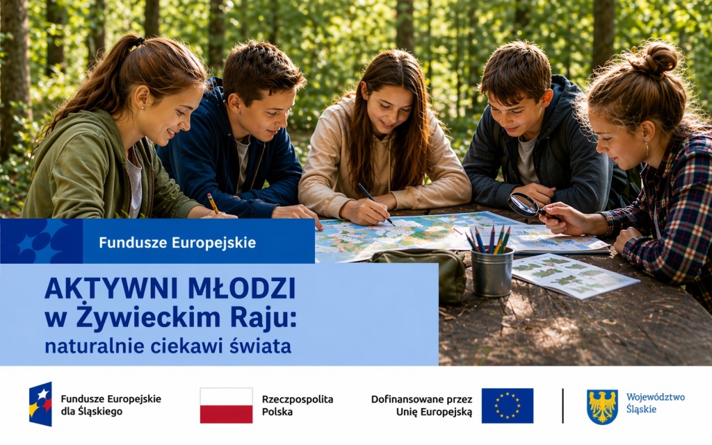 Grafika promująca projekt „AKTYWNI MŁODZI w Żywieckim Raju: naturalnie ciekawi świata”. Na zdjęciu pięcioro młodych ludzi siedzi przy stole w lesie i wspólnie pracuje nad mapą oraz materiałami edukacyjnymi. Na grafice znajdują się logotypy i flagi: Funduszy Europejskich dla Śląskiego, Rzeczypospolitej Polskiej, Unii Europejskiej i Województwa Śląskiego.